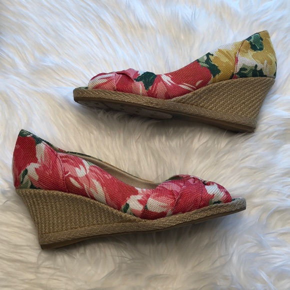 Life Stride Shoes - $20 FLASH SALE!!!  | Life Stride  |  Floral Wedges